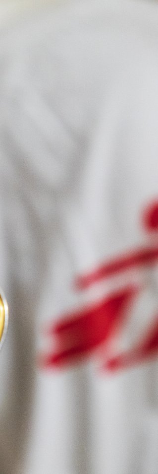 Ett stetoskåp i guld bredvid ett vanligt stetoskåp