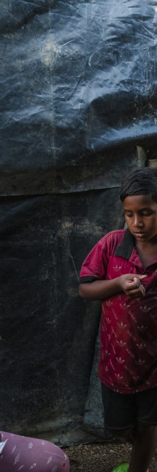 En kvinna, en annan gravid kvinna och ett barn