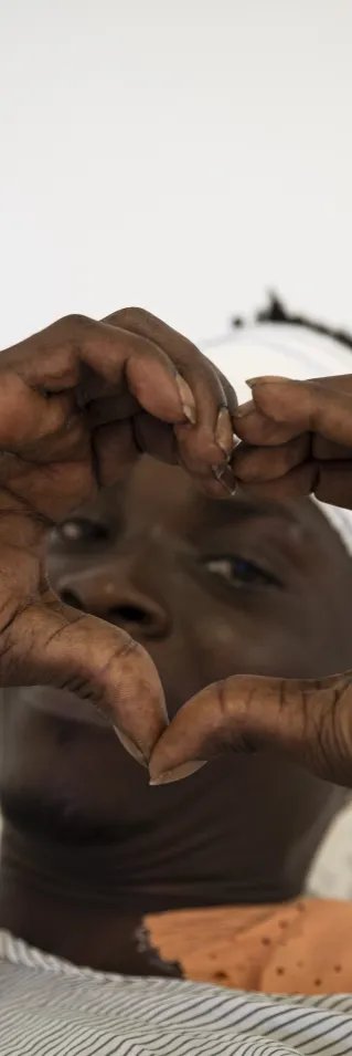 En man som håller händerna som ett hjärta
