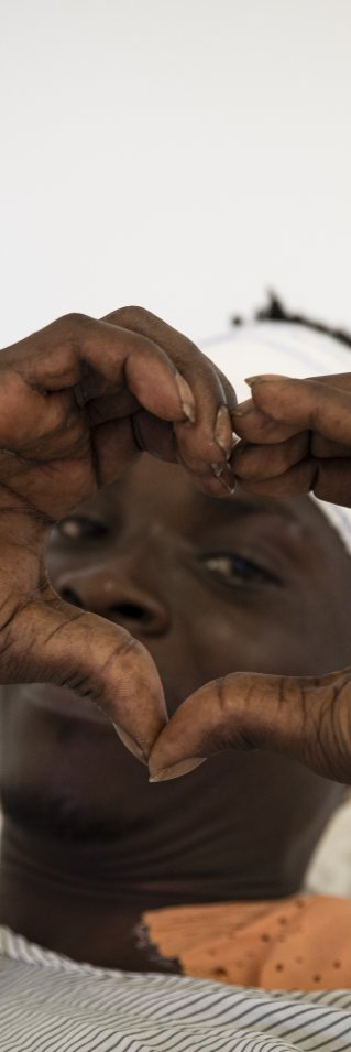 En man som håller händerna som ett hjärta