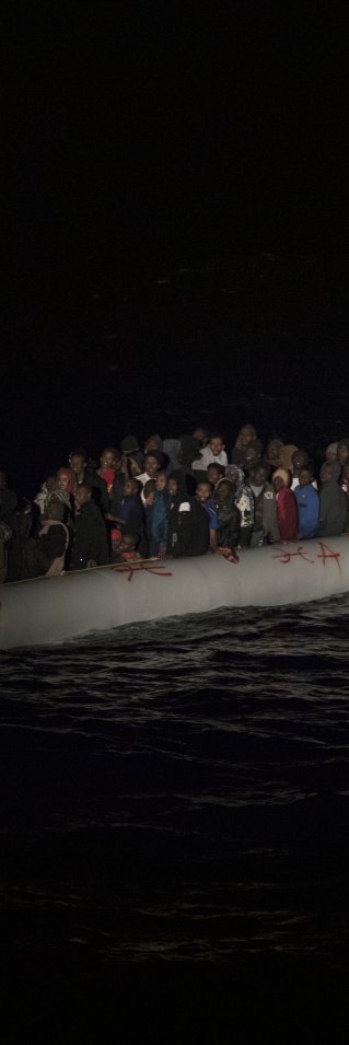 En båt på ett mörkt hav