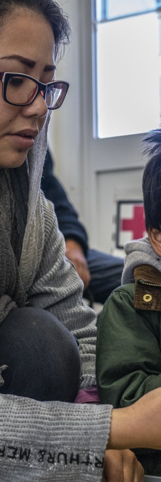 En flicka med sin mamma