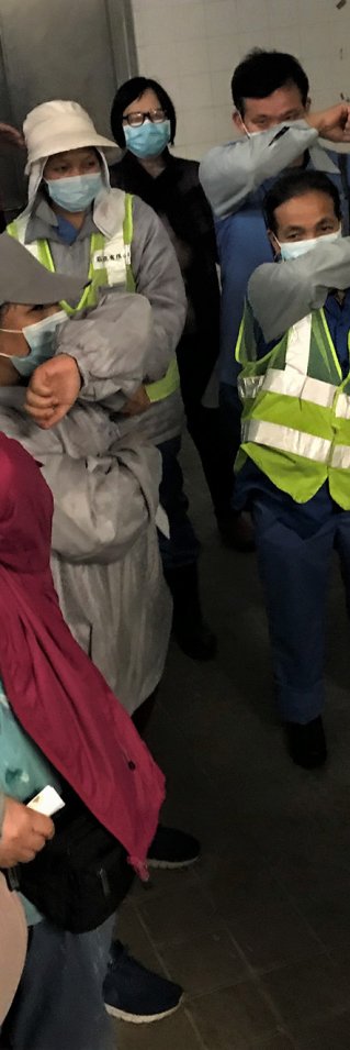 En grupp gatsopare i Hong Kong får utbildning av Läkare Utan Gränser i hur de kan skydda sig mot det nya coronaviruset