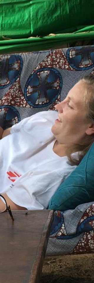 Alice tittar på sin telefon i en soffa