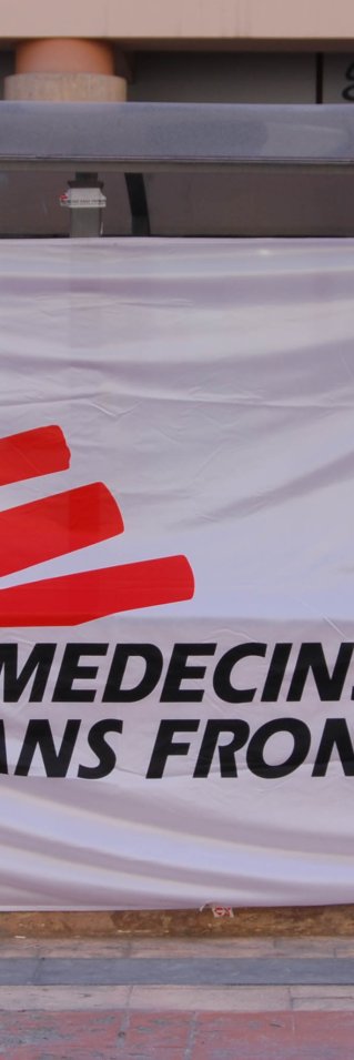 Flagga Läkare Utan Gränser på byggnad i Yerevan