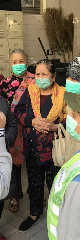 En hälsoinformatör från Läkare Utan Gränser talar med en grupp människor i Hong Kong om hur de kan skydda sig mot det nya coronaviruset. Februari 2020.
