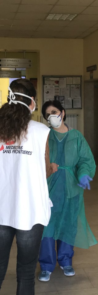 Läkare Utan Gränsers projektkoordinator Carlotta och en sjuksköterska på Codogno sjukhus i Italien 