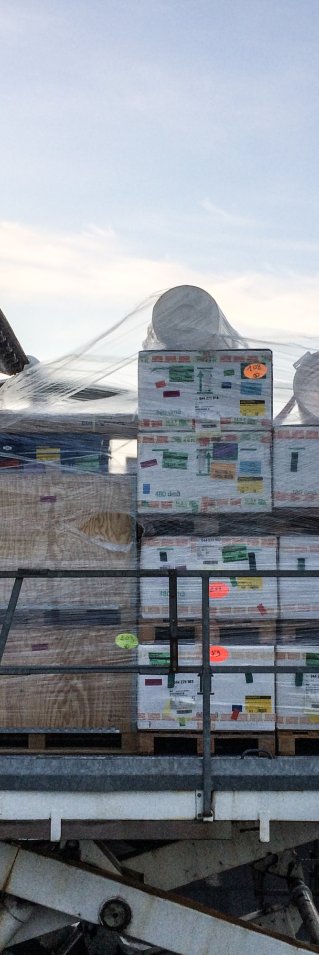 Pallar med medicinsk utrustning plockas in på ett plan