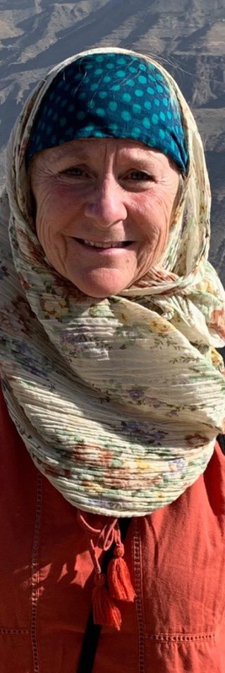 Charlottam Grunewald framför ett berg