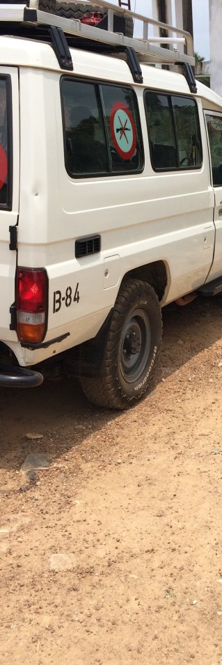 En bil på en grusväg