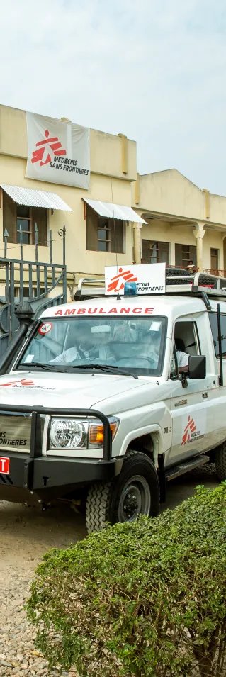 En ambulans framför ett sjukhus