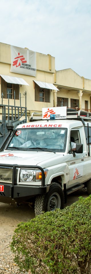 En ambulans framför ett sjukhus