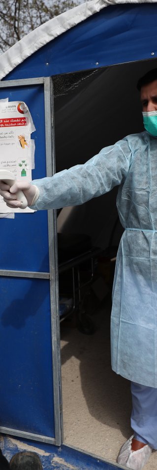 En man håller en termometer mot pannan på en kvinna