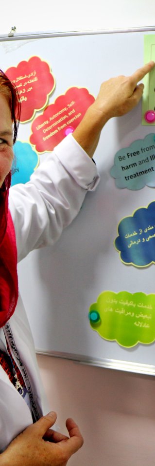 Mimansa pekar på en lapp på en whiteboard