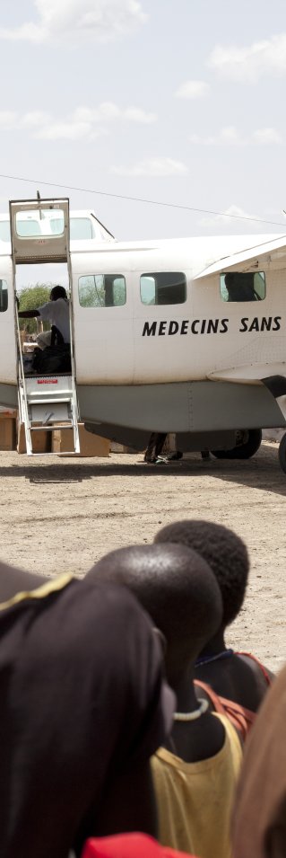 Människor framför ett plan