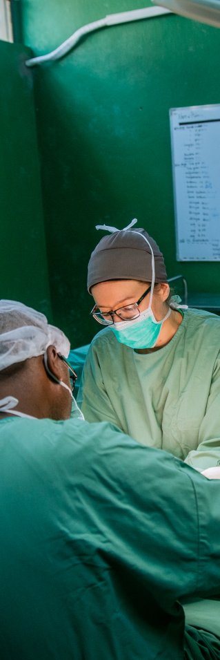 Flera människor i en operationssal