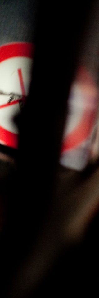 En man passerar en bilruta en sen kväll.