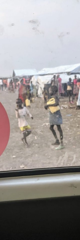 En bil åker igenom skyddslägret Pibor, Sydsudan.