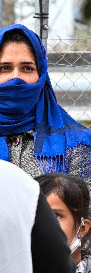 En kvinna får hjälp av en medarbetare från Läkare Utan Gränser.