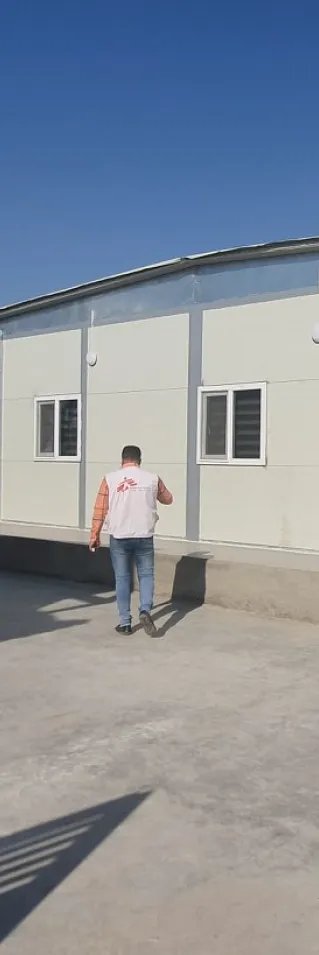 Människor går mot en sjukhusbyggnad i Mosul, Irak.