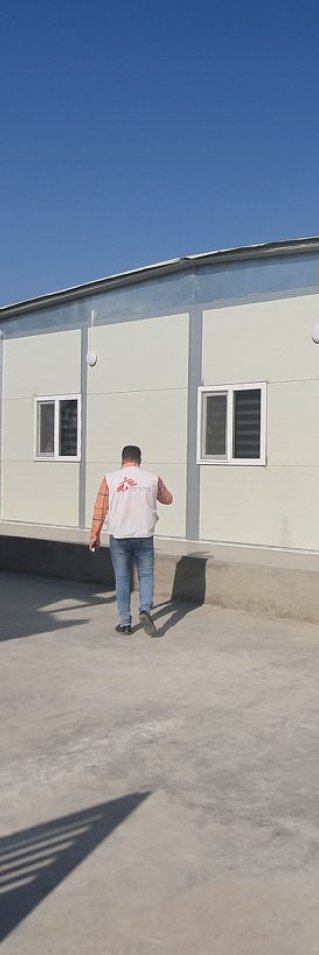 Människor går mot en sjukhusbyggnad i Mosul, Irak.