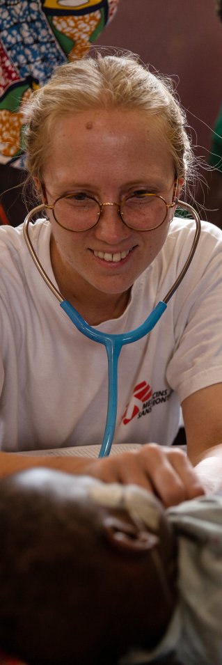 Läkaren Anna-Clara Ivarsson tar hand om ett barn sjuk i mässling på Bossangoa sjukhus, Centralafrikanska republiken.