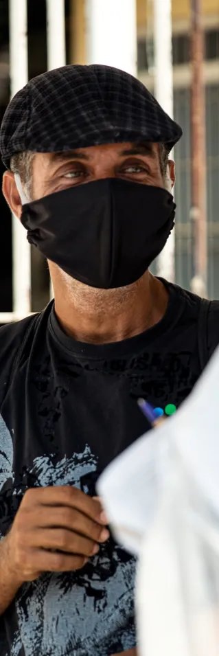 En man tittar på en personal från Läkare Utan Gränser och ler.