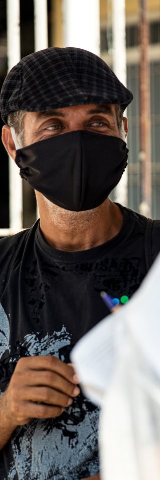 En man tittar på en personal från Läkare Utan Gränser och ler.