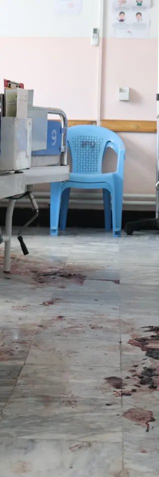 En tom sjukhussal på sjukhuset Dasht-e-Barchi, Afghanistan, men blod på golvet.