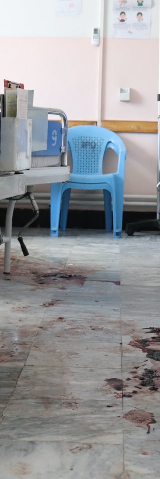 En tom sjukhussal på sjukhuset Dasht-e-Barchi, Afghanistan, men blod på golvet.