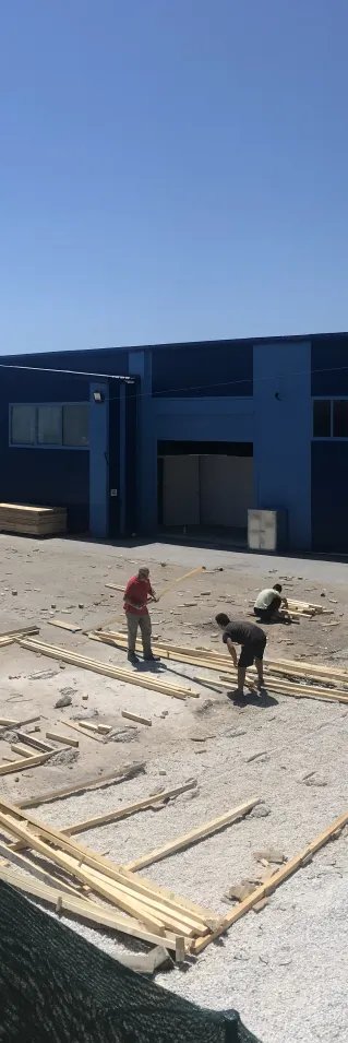 En byggnad plockas ned i Morialägret på den grekiska ön Lesbos.