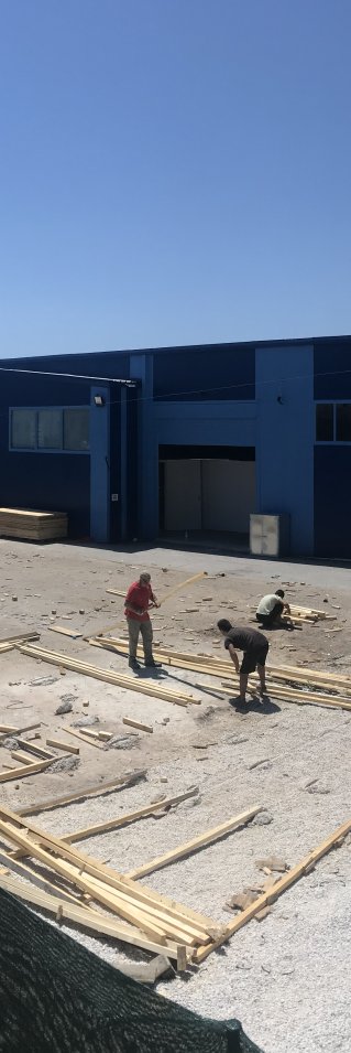 En byggnad plockas ned i Morialägret på den grekiska ön Lesbos.