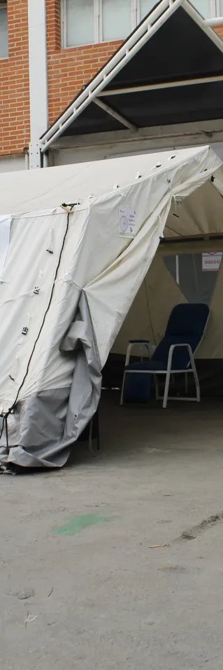 En personal från Läkare Utan Gränser passerar triagetältet för covid-19 utanför ett sjukhus i Caracas, Venezuela.