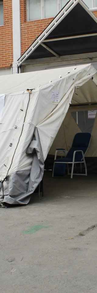 En personal från Läkare Utan Gränser passerar triagetältet för covid-19 utanför ett sjukhus i Caracas, Venezuela.