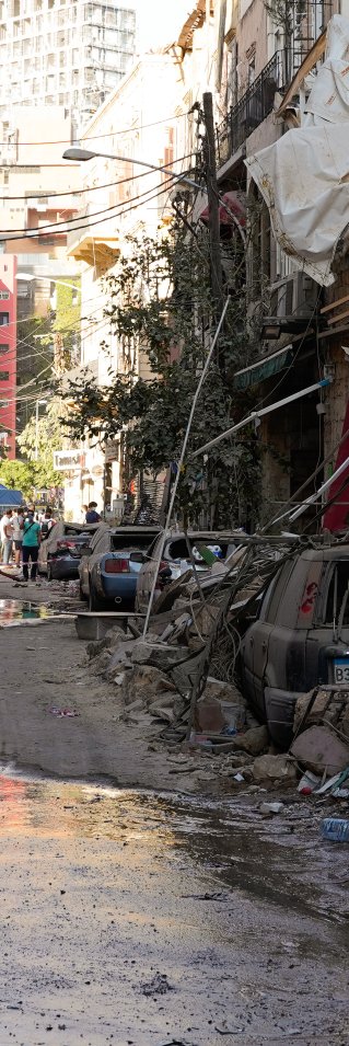 En gata med bilar som förstörts i explosionen i Beirut, Libanon, den 4 augusti.