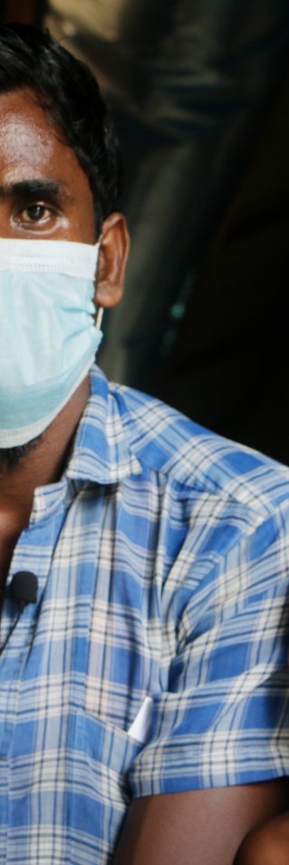 Abu Siddik, som flytt från Myanmar, tillsammans med sin son i flyktinglägret Cox's Bazar i Bangladesh. 