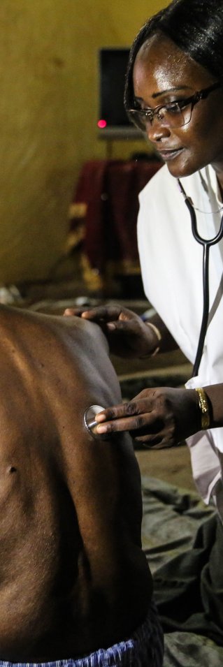 Läkaren Djenabou Diallo undersöker cancersjuka Maady Dabo i Bamako, Mali.