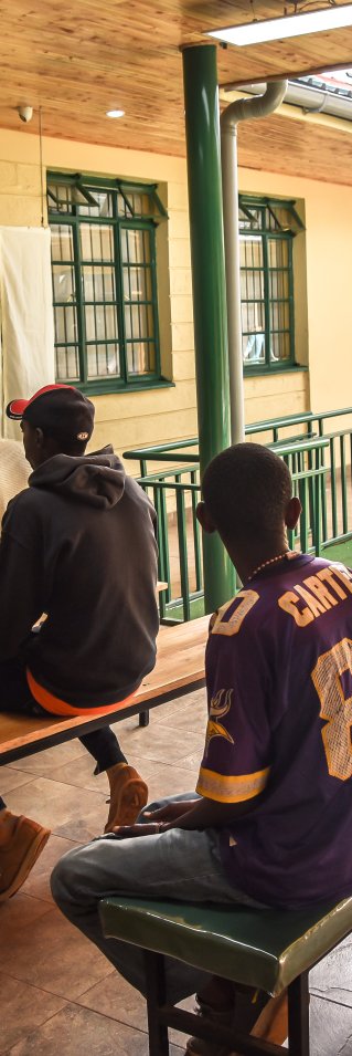 Patienter väntar på att få ta sitt metadon på kliniken i Kiambu, Nairobi, Kenya.