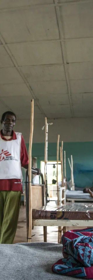 Treåriga Mbisa Eme Kosenge, som vårdas för mässling på sjukhuset i Boso Manzi, Kongo-Kinshasa.