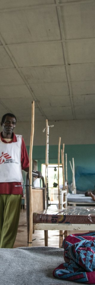 Treåriga Mbisa Eme Kosenge, som vårdas för mässling på sjukhuset i Boso Manzi, Kongo-Kinshasa.