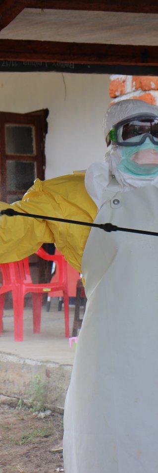 En medicinsk personal vid ebolabehandlingscentret i Bolomba, Kongo-Kinshasa.