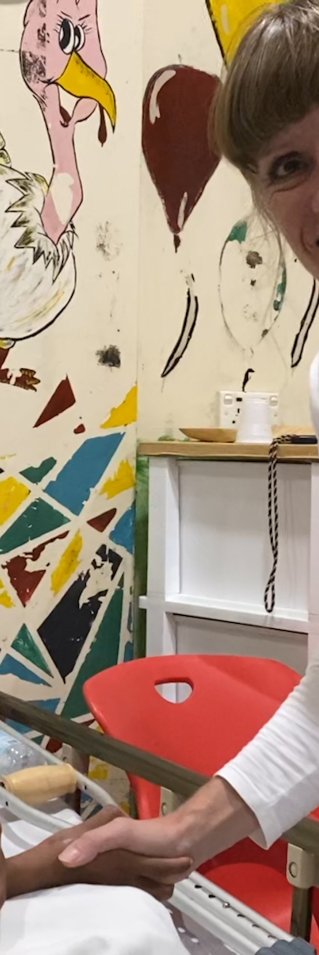 Narkosläkaren Anna Marit Löfmark och 14-åriga Marwa, på ett sjukhus i Aden, Jemen.