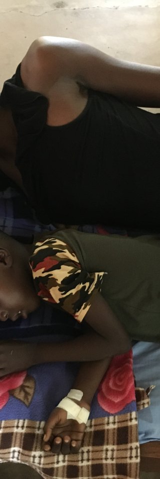 Chancella Gbtoum och hennes son Yakota Abbia som har malaria, på sjukhuset i Batangafo, Centralafrikanska republiken.