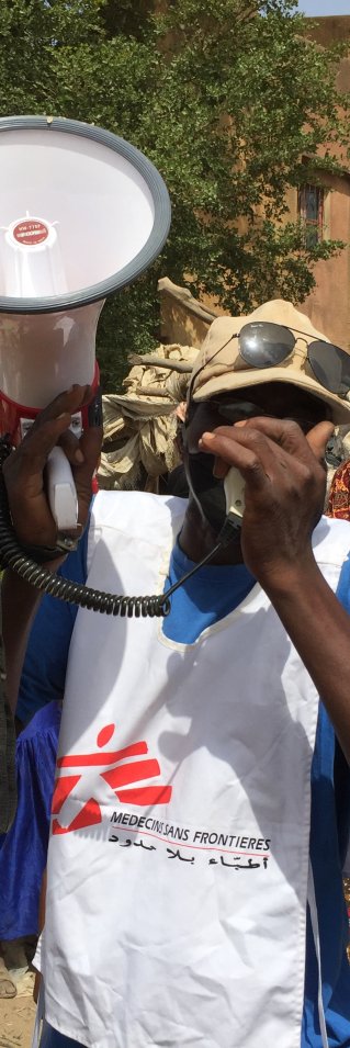 På marknaden i Niono i Mali sprider hälsoinformatören Amadou information om hur man kan skydda sig mot smitta. 