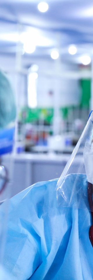 Två läkare i skyddsutrustning i Batna, Indien