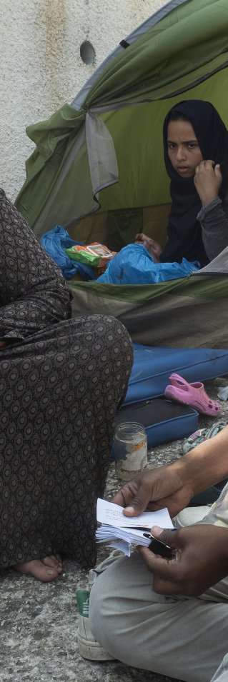 Läkare Utan Gränsers medarbetare pratar med 67-åriga Jayzah, efter branden i Morialägret på den grekiska ön Lesbos.