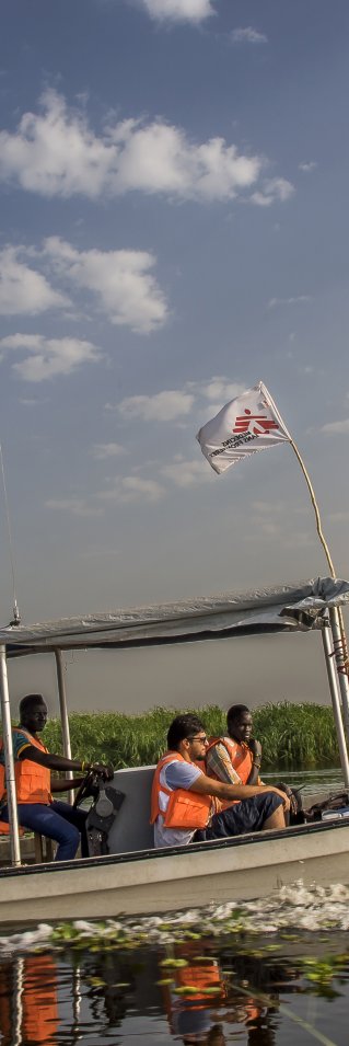 Ett mobilt team från Läkare Utan Gränser färdas på floden Phow i Old Fangak, Sydsudan.