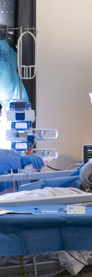 Läkare Utan Gränsers sjukvårdspersonal tar hand om en covidpatient i Lodi, Italien.