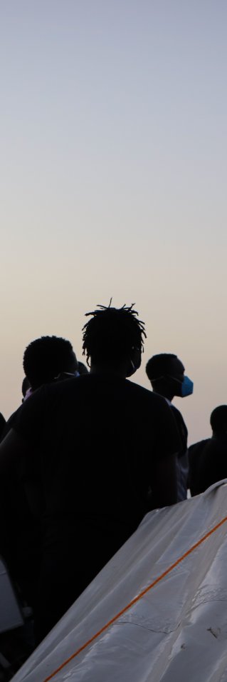 Människor som räddats på Medelhavet ombord på sök- och räddningsbåten Sea Watch 4.