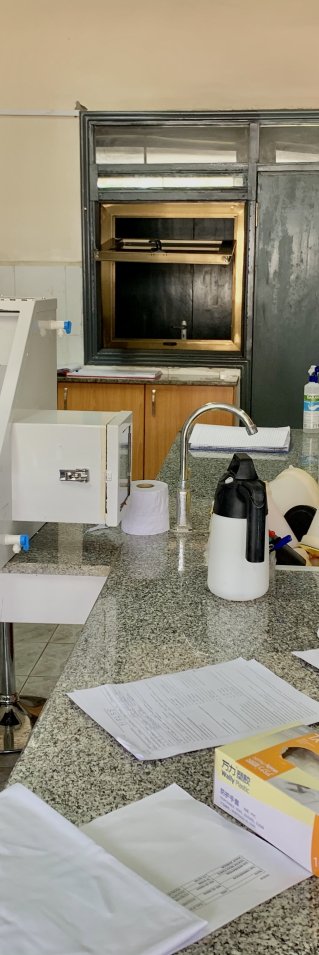 Läkare Utan Gränsers mikrobiolog Giir och biotekniker Rebecca analyserar covidtester vid det nationella sjukhuset i Juba, Sydsudan.